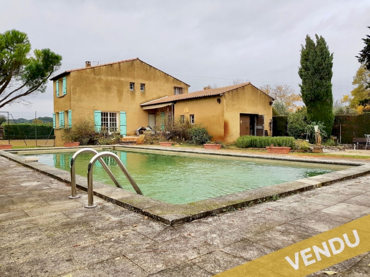 Spacieuse villa T6, bord de Sorgue, vue Ventoux